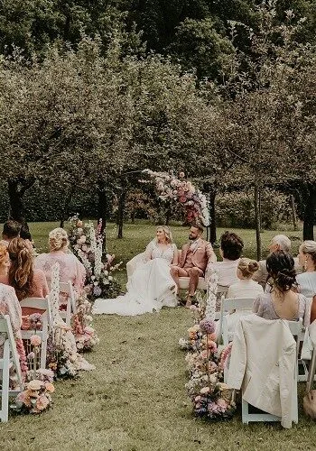 bruidspaar tijdens trouwceremonie in de boomgaard