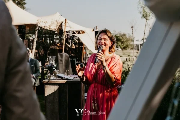 Ceremoniële trouwceremonie in een achtertuin in Rosmalen, Brabant.