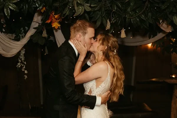 Bruidspaar kust elkaar na het ja woord.