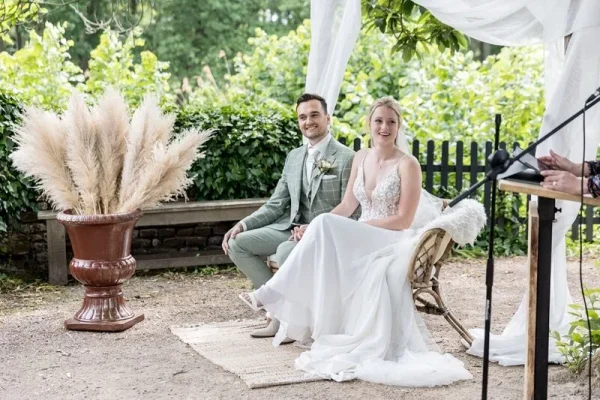 Trouwen onder de grote notenboom bij Slot Doddendael